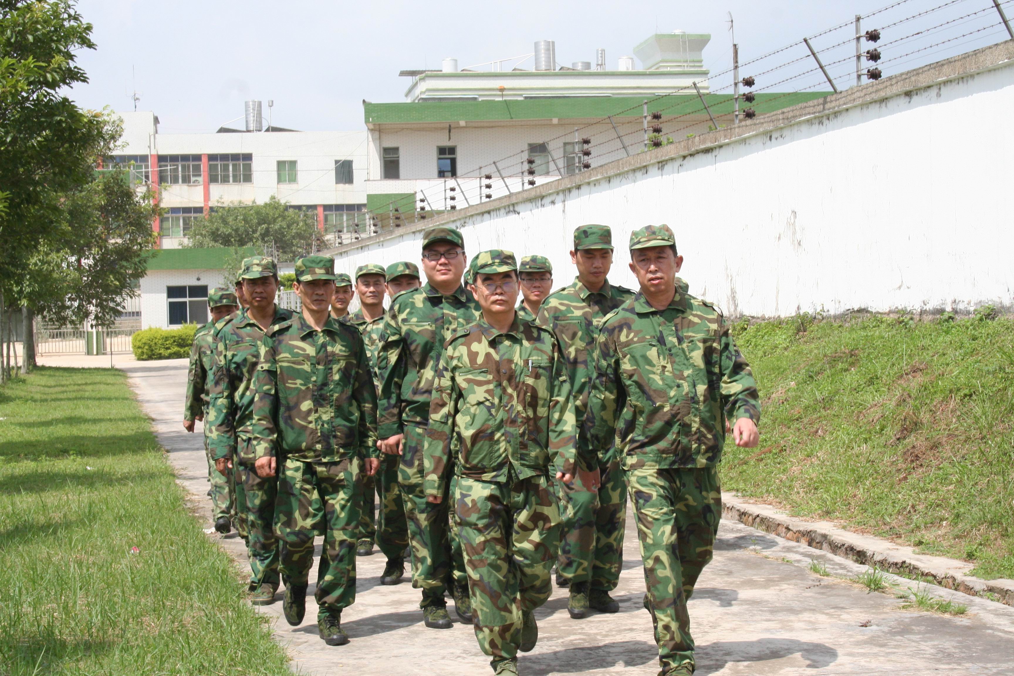 7月23日,潮州军分区司令员李庆文和参谋长刘胜国专门赶赴训练现场,在市人防办杨楚鹏主任的陪同下,检阅和检查了人防机关训练队伍。李司令员充分肯定了人防机关的训练活动成效,并对全体干部职工表示了慰问。他强调,人防部门作为未来反空袭的重要职能部门,平时担负着人防队伍的组织建设、人防设施的建设管理,战时担负着组织疏散、抢险救灾、人员掩蔽等职能,地位非常重要、关系异常重大。他要求我市人防部门平时要加强机关建设和队伍训练,提高整体战斗能力,确保在关键时刻能打得响、冲得上。