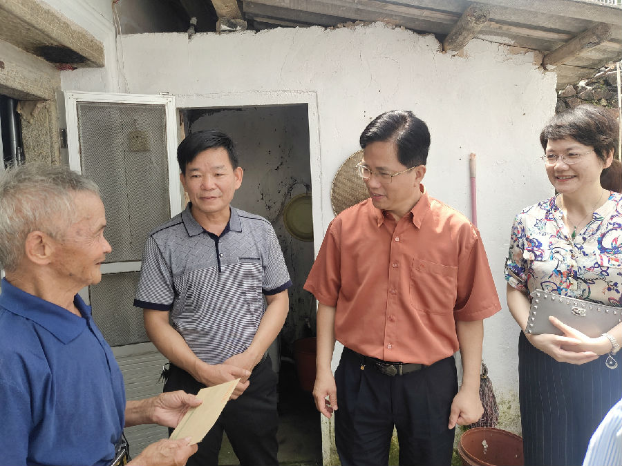 陈炫秋副主席带领导医保局领导走访困难党员和贫困户