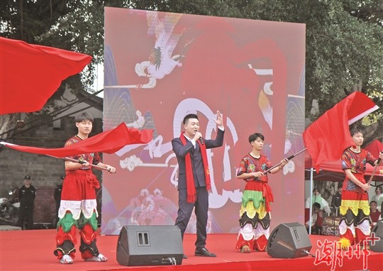 潮州原创歌手郭元朝为潮州的父老乡亲带来动听的歌曲。.jpg