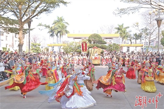 图为布马舞表演场面。.jpg