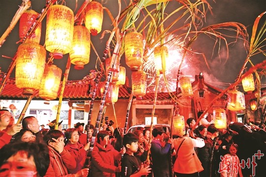 正月十六，湘桥区磷溪镇溪口村举办“穿蔗巷”民俗活动。.jpg