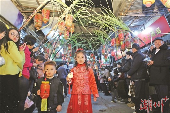 正月十六，湘桥区磷溪镇溪口村举办“穿蔗巷”民俗活动。2.jpg