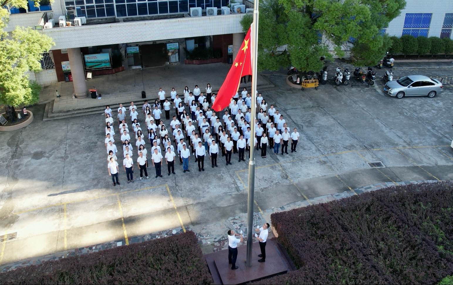升国旗.jpg