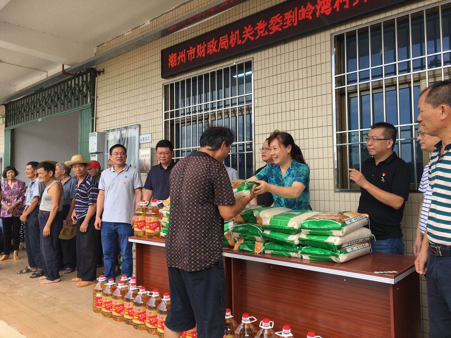 1向贫困户发放慰问品.jpg