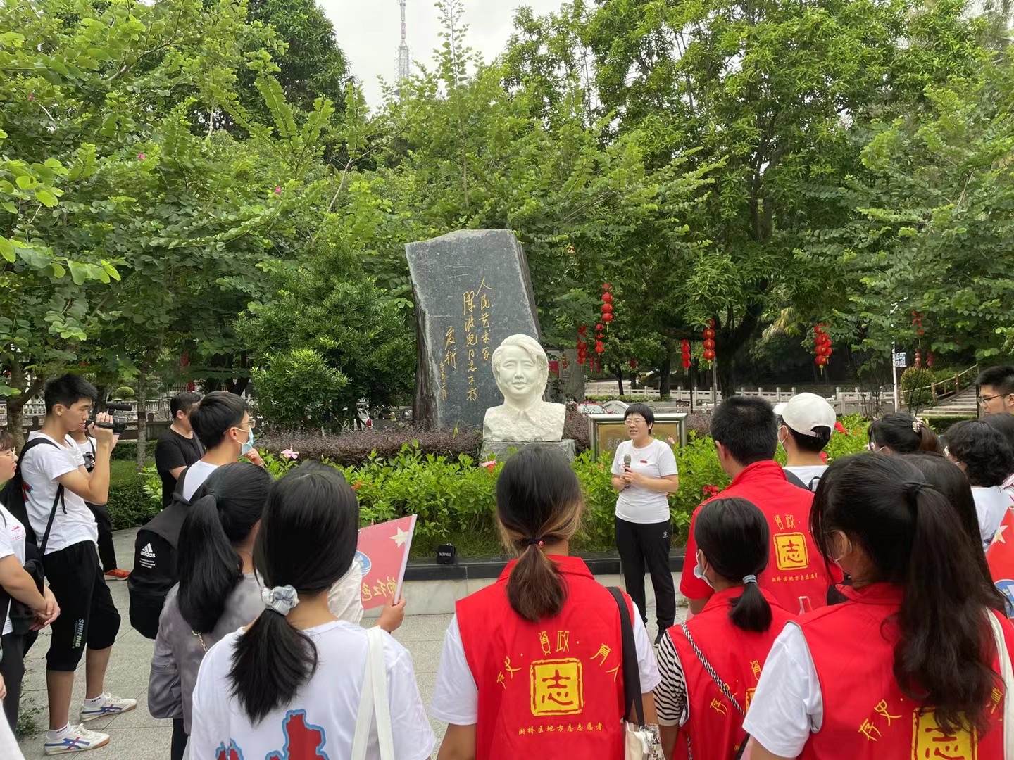 韩师刘文菊教授在陈波儿塑像前为学生和志愿者讲解（韩师志愿者 摄）.jpg