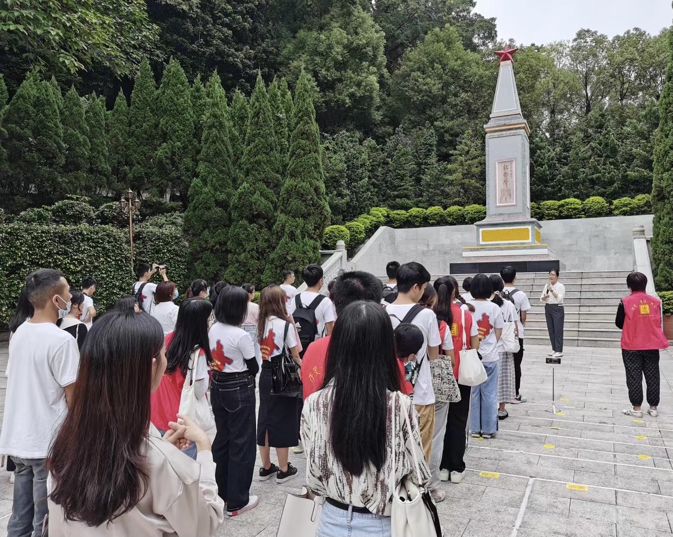 区委党校陈小杏副校长在潮州革命烈士纪念碑前为学生和志愿讲解（韩师志愿者 摄）.jpg