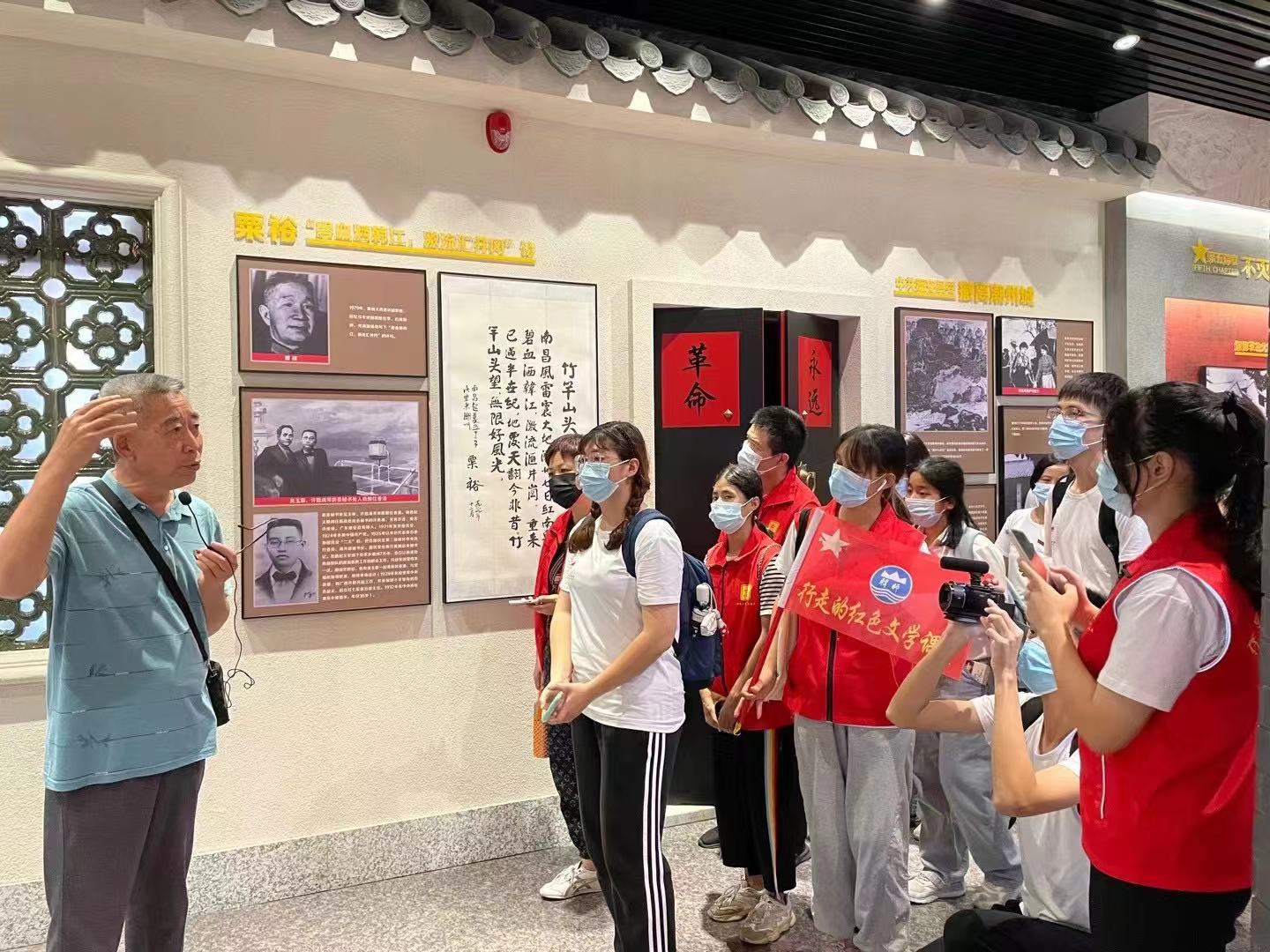 湘桥区地情（史志）专家人才库专家陶永庆老师在涵碧楼为学生和志愿者讲解（韩师志愿者 摄）.jpg