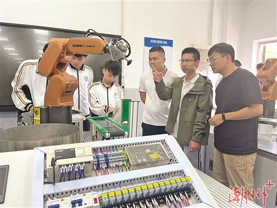 世界技能大赛获奖选手与学生进行技术交流互动。 潮州日报全媒体记者 丁玫 摄.jpg