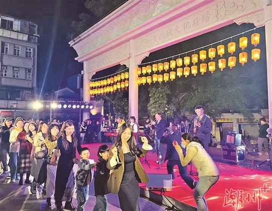 现场观众纷纷加入舞蹈队伍环场舞动。 　　郑新培 陈莹 摄.jpg