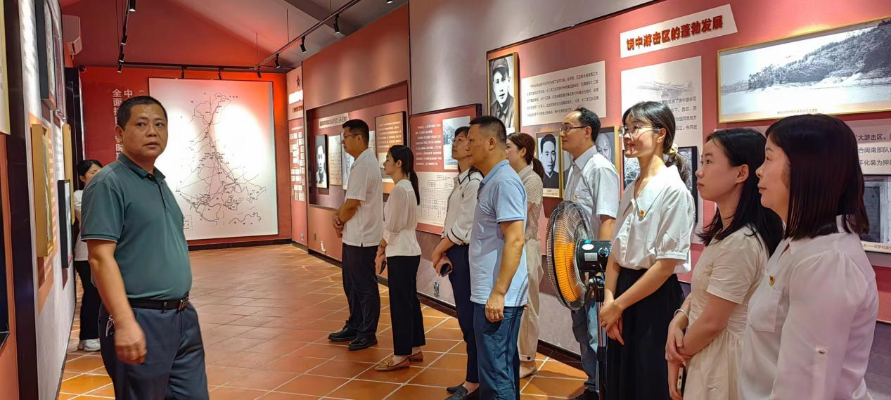 西泉公书院参观学习.png